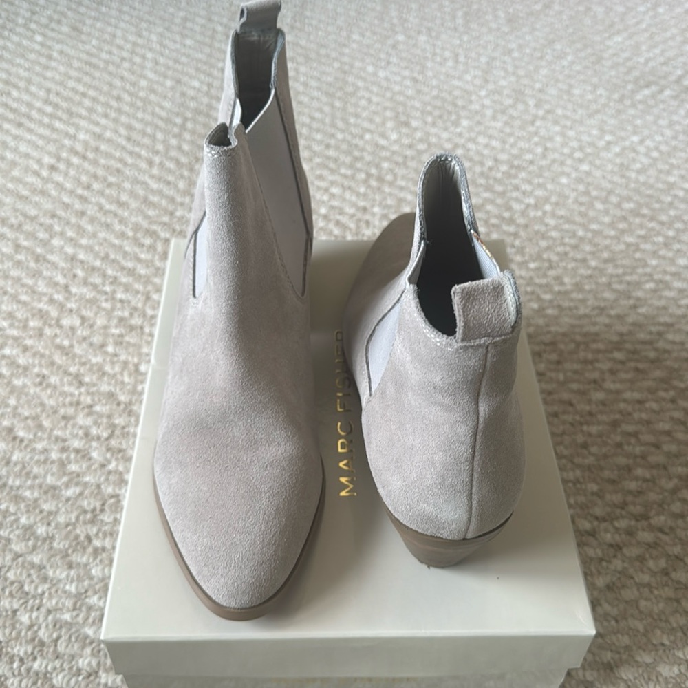 Light gray suede bootie